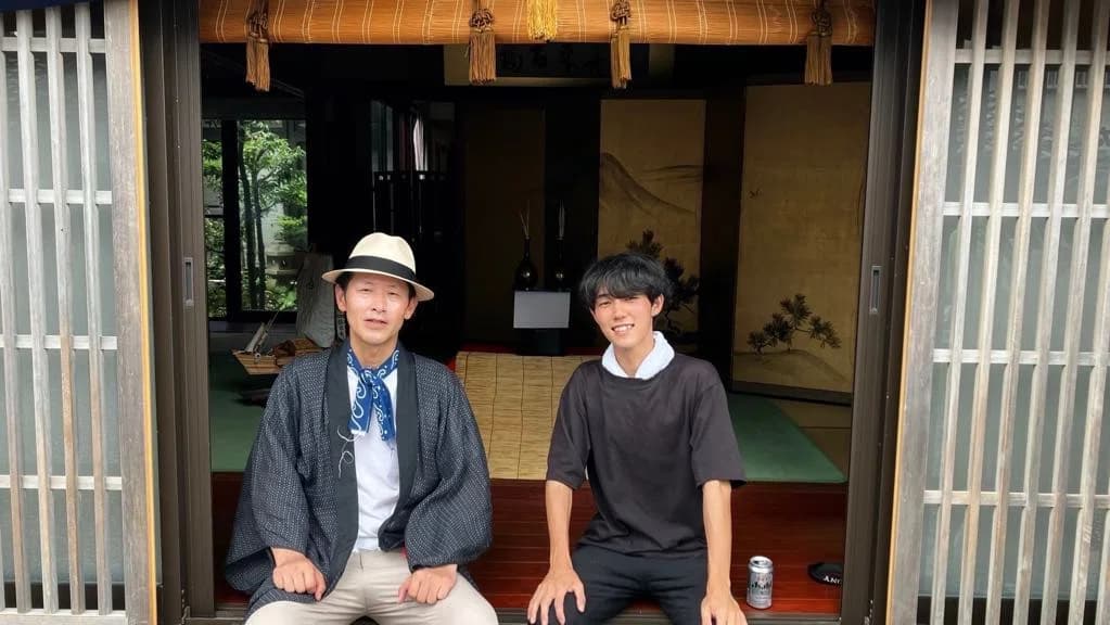 毎月東京から通って支援する坂一博さん(左)と、ゲストハウスなどで力を発揮するトビーくん(右)