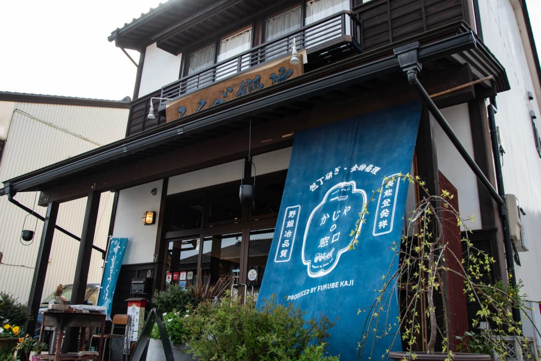 お店は、能登町の中心街・宇出津にある