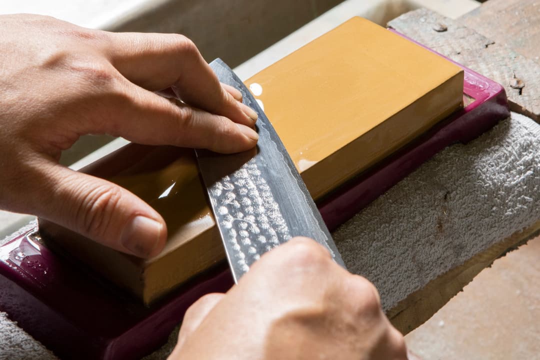 仕上砥で研ぎ上げる作業。一本一本確かめながらの最終工程だ