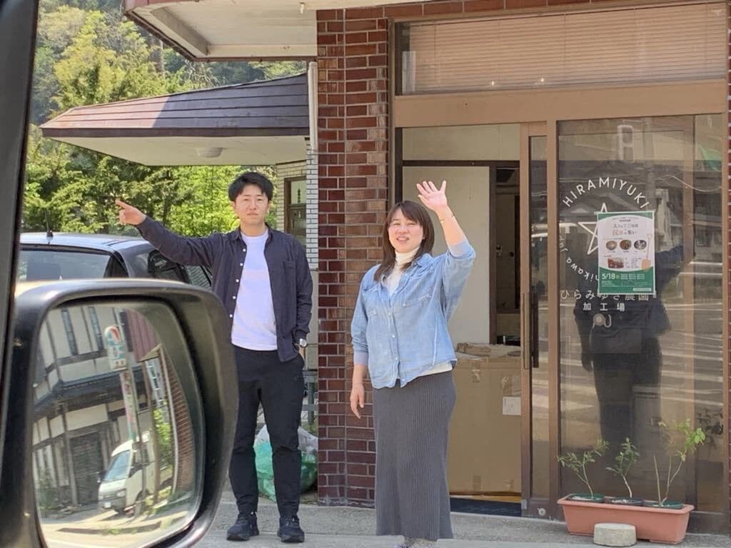 ひらみゆき農園 事務所にて(撮影:2025年5月)左から竹内さん(複業人材)、平さん(依頼者)