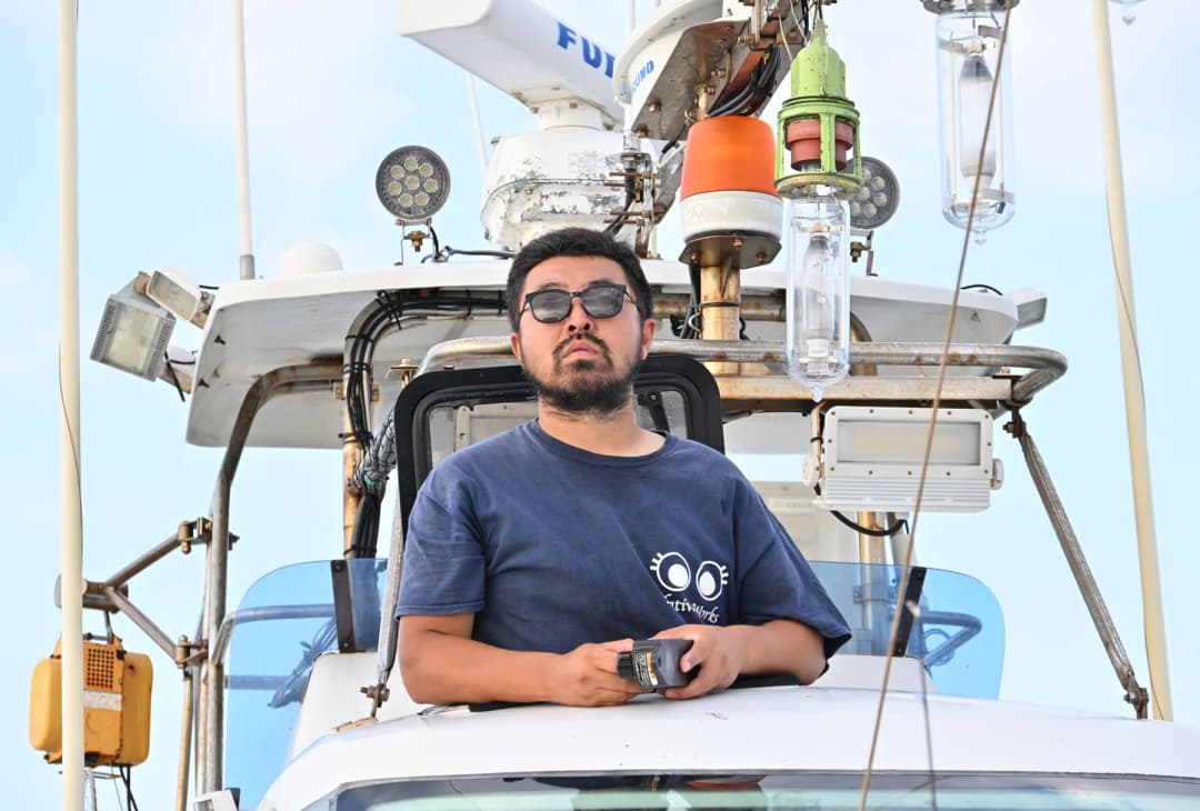 イカ釣り漁船から日本海を見渡す高根さん(撮影:2025年7月 加藤直人)