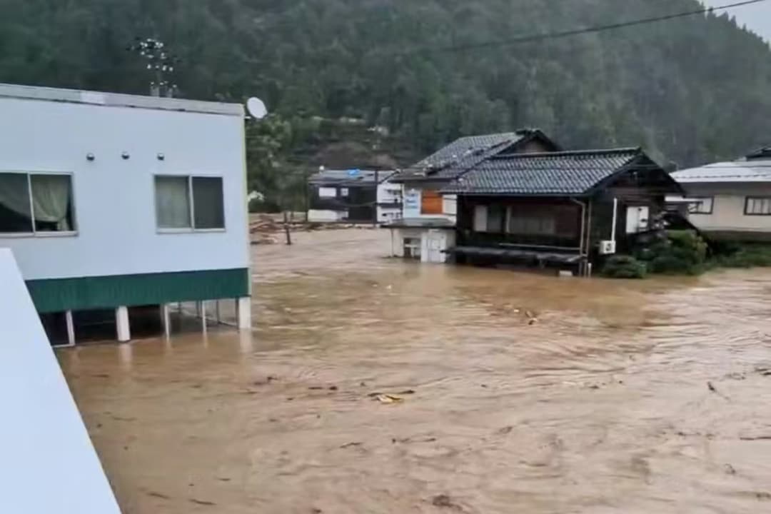 【画像4】
溢れた川の水、崩れた山の土砂などが町を飲み込んだ(画像提供:もとやスーパー)