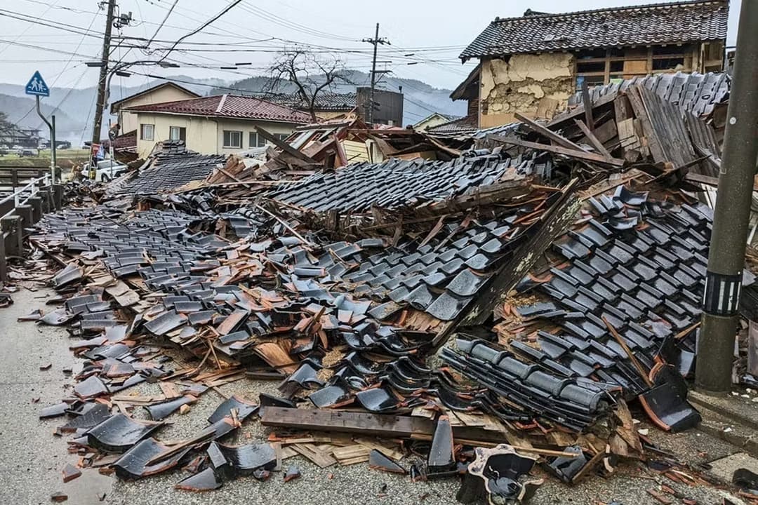 【画像3:能登半島地震のときの様子】
能登半島地震で町野町の多くの家屋が倒壊。本谷さんの自宅も倒壊し、当初は店で寝起きし2026年1月現在、仮設住宅で生活している