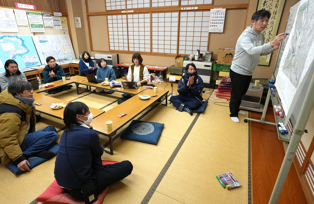 毎週木曜日19時半から正院公民館で開かれているグループの会議(2025年12月 関口威人撮影)