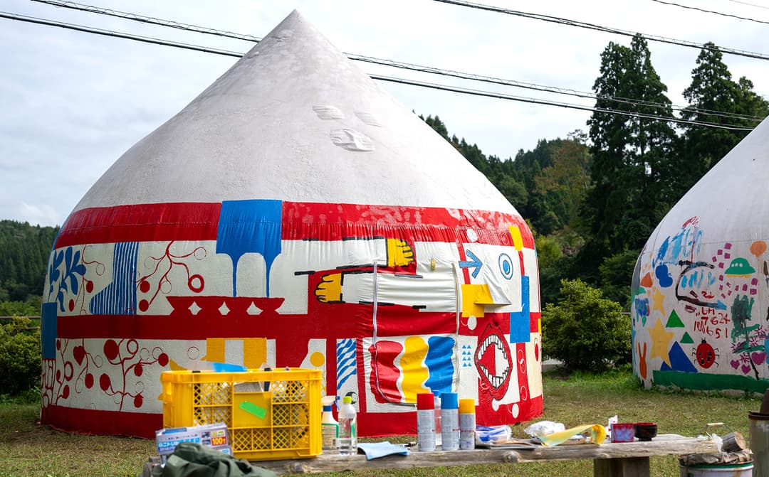 輪島市の「のと復耕ラボ ボランティアBASE三井」で実施した壁画アート(撮影:2025年10月 「はじめたいこと、はじめよう!プロジェクト」提供)