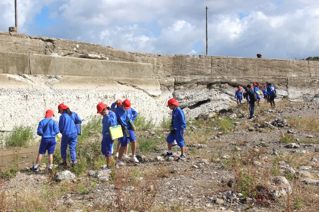 地震で隆起した輪島市の黒島海岸を見学する小木小学校の生徒たち(撮影:2024年10月 能登里海教育研究所提供)